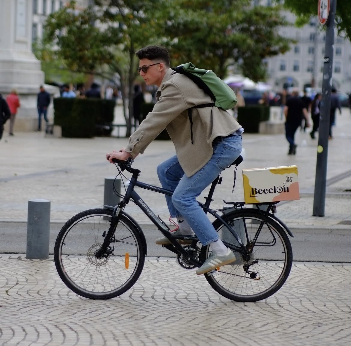 Cycliste Beeclou en ville avec la boîte