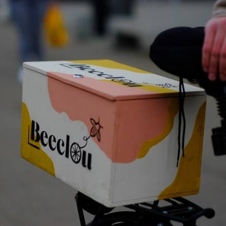 Le top case Beeclou sur un vélo
