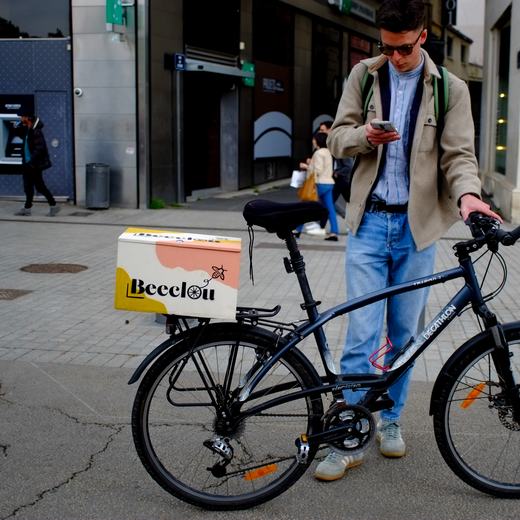 Cycliste avec le top case Beeclou