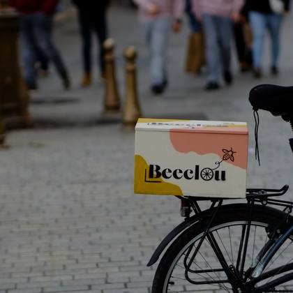 Vélo Beeclou avec top case en ville