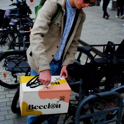 Cycliste Beeclou et son top case