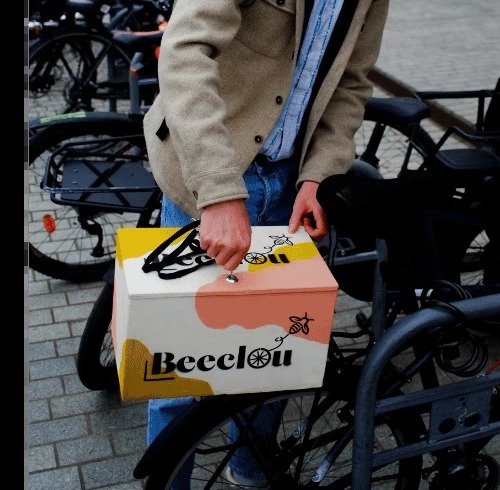 Cycliste ouvrant son top case Beeclou dans la rue