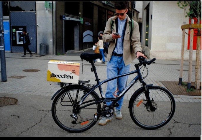 Vélo Beeclou avec le top case en centre-ville