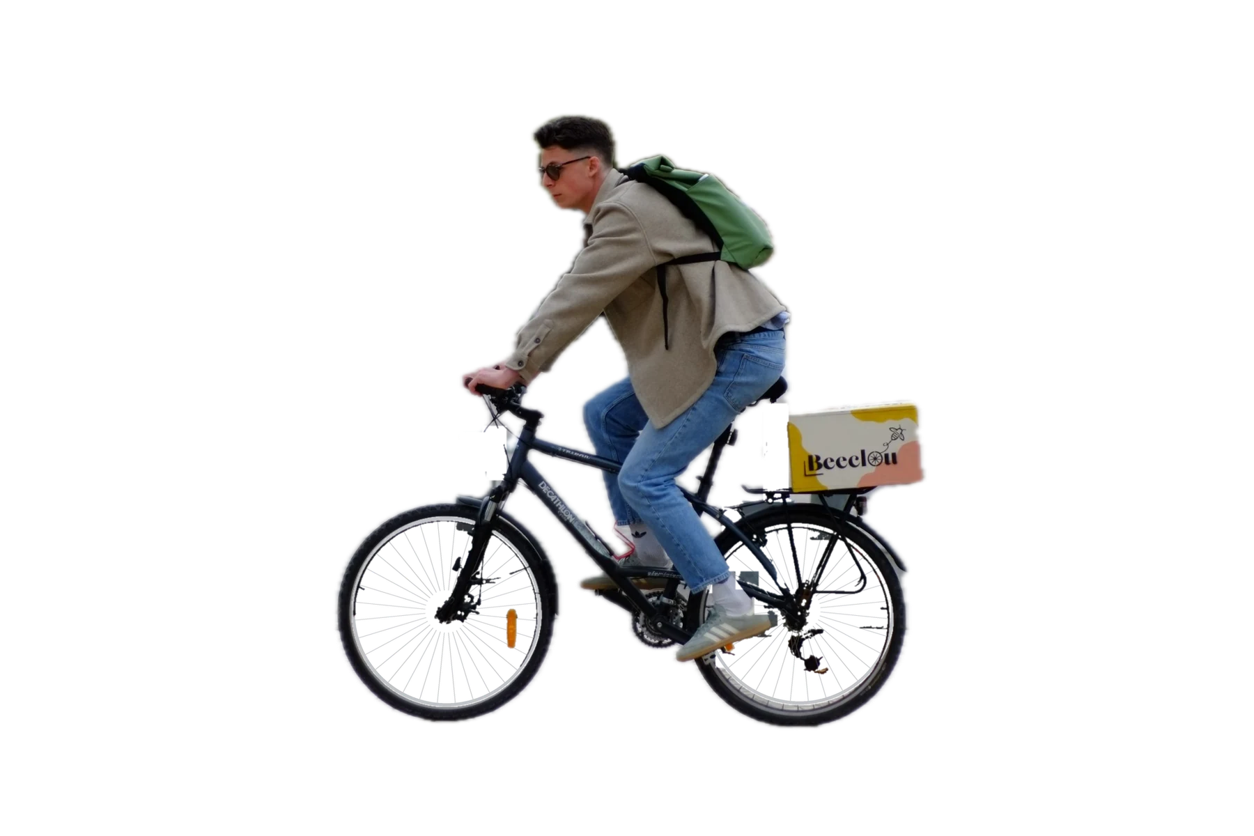 Un cycliste pédale en ville, une boîte Beeclou jaune et rose fixée sur son porte-bagages.