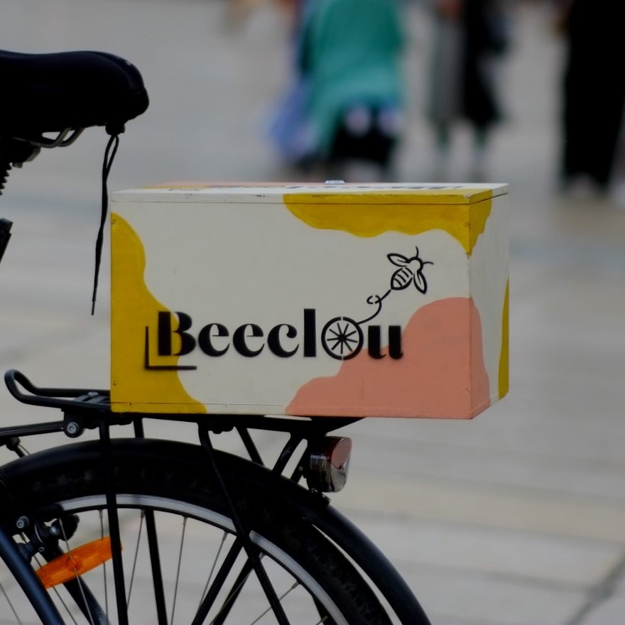 Une marque affichée sur le top case Beeclou