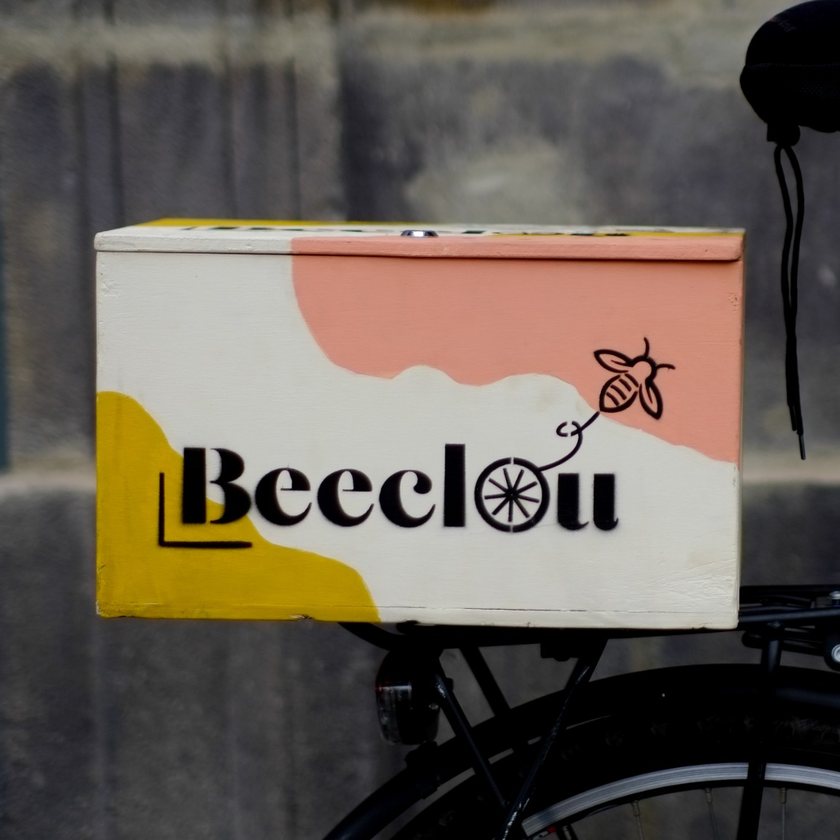Un top case Beeclou fixé sur le porte-bagages d'un vélo