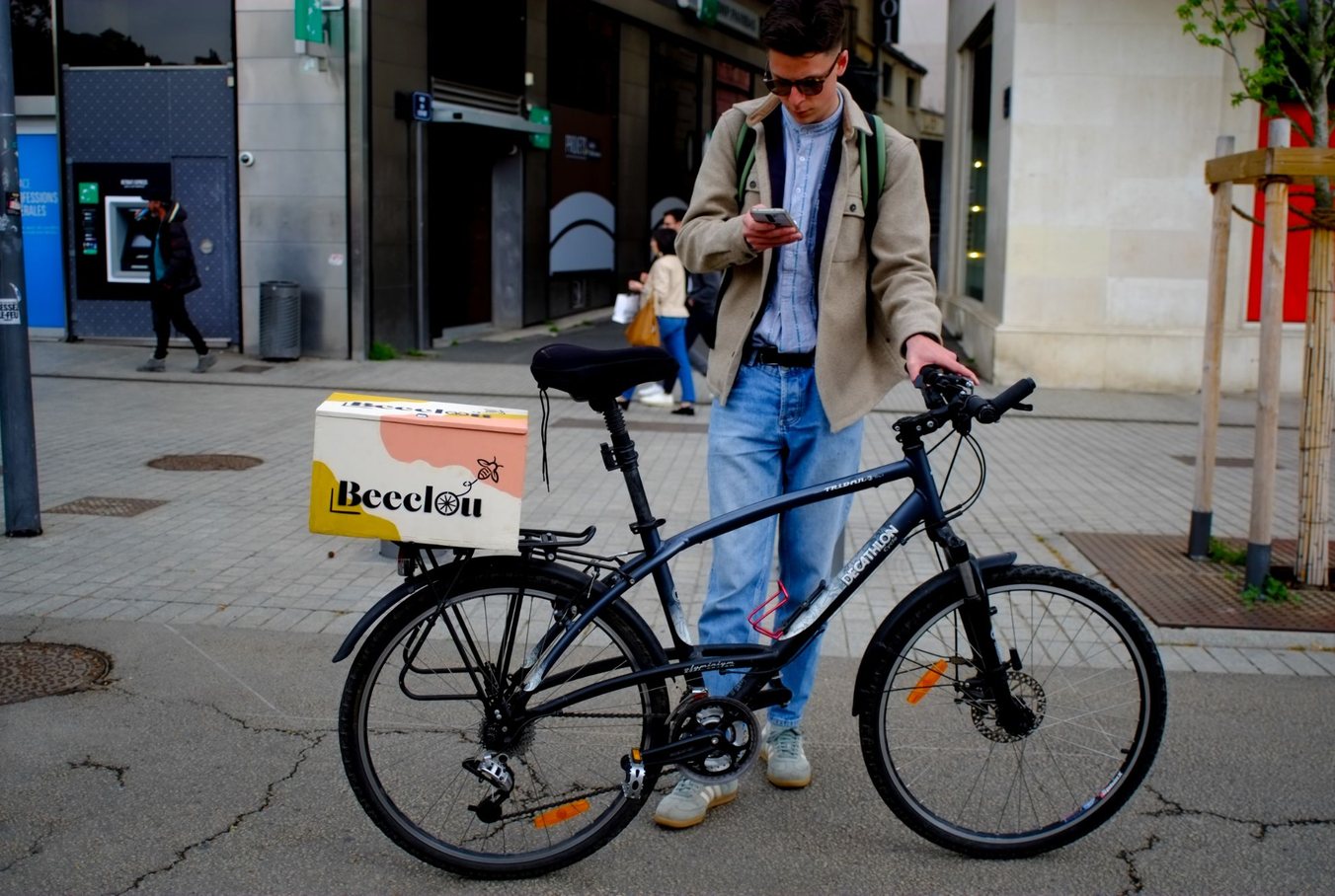 Un vélo équipé d'un top case Beeclou en centre-ville