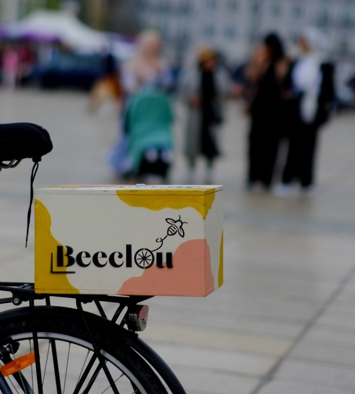 La boîte Beeclou sur un vélo, vue par les passants