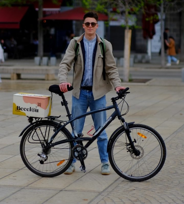 Un cycliste avec son vélo équipé de la boîte Beeclou